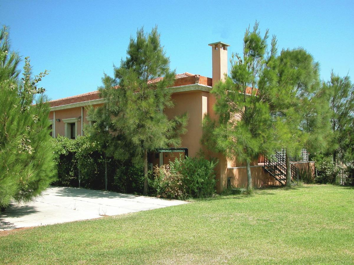 Sprawling Vlilla In Malades Villa Agios Sillas Rom bilde