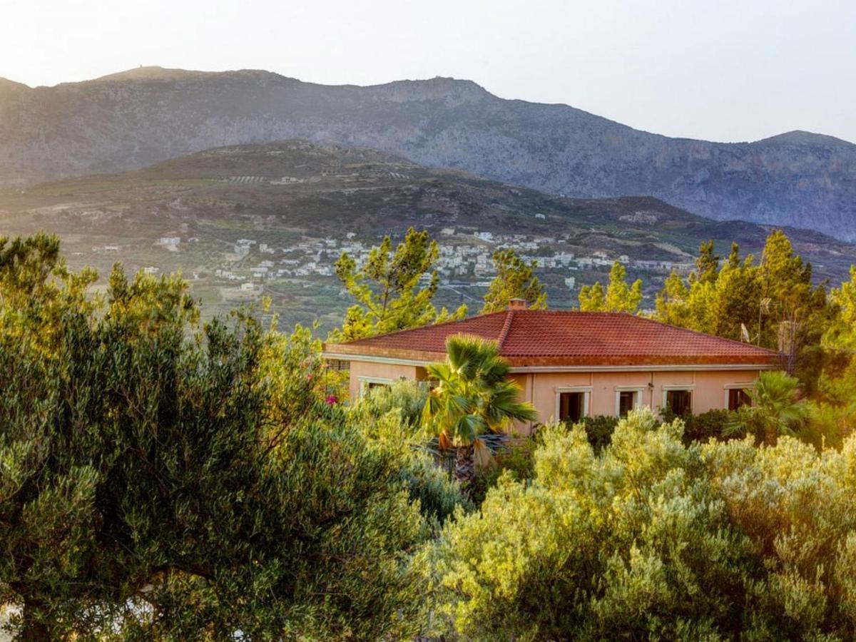 Sprawling Vlilla In Malades Villa Agios Sillas Rom bilde